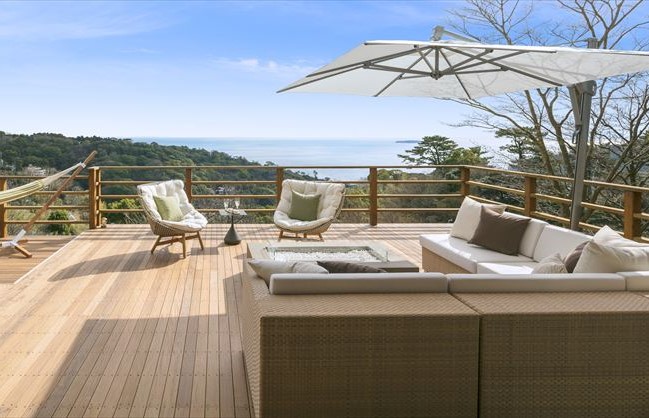 GLAMDAY VILLA UMITO MORITO KAZE_On the terrace, sway lazily in the hammock feeling the gentle wind soothe your skin. Fire up the BBQ and marvel at the Atami Marine Fireworks Festival, held all year long. Savor this moment of absolute freedom to do just as you please.