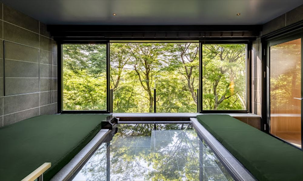 FUFU HAKONE JAPAN_The hot spring waters in all rooms flow from Gora Onsen, renowned for beautifying skin. Bathe to your heart’s content at any time while taking in the aroma of the woods and the beauty of the forest from the wide windows.