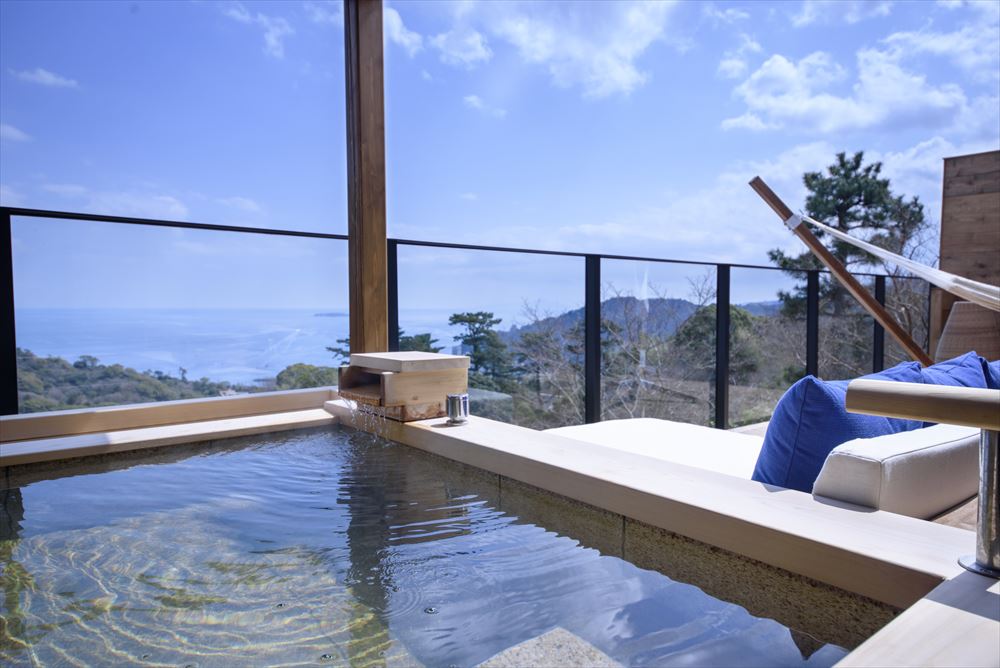 GLAMDAY VILLA UMITO MORITO KAZE_Enjoy a soak in the private open-air bath, gazing out at Sagami Bay and the Pacific Ocean. Both of the rooms, “KAZE NO MA” and “HA NO MA” come with private open-air baths.