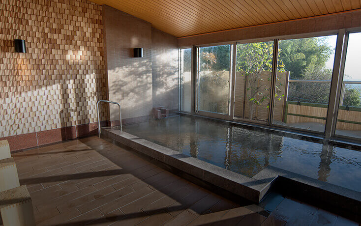 ATAMI SEKAIE_The large bath “KOUMEI NO YU..” Soak in the large bath and revel in these historic, sacred hot spring waters that flow direct from the source, enjoyed since the Kamakura period (1185-1333).