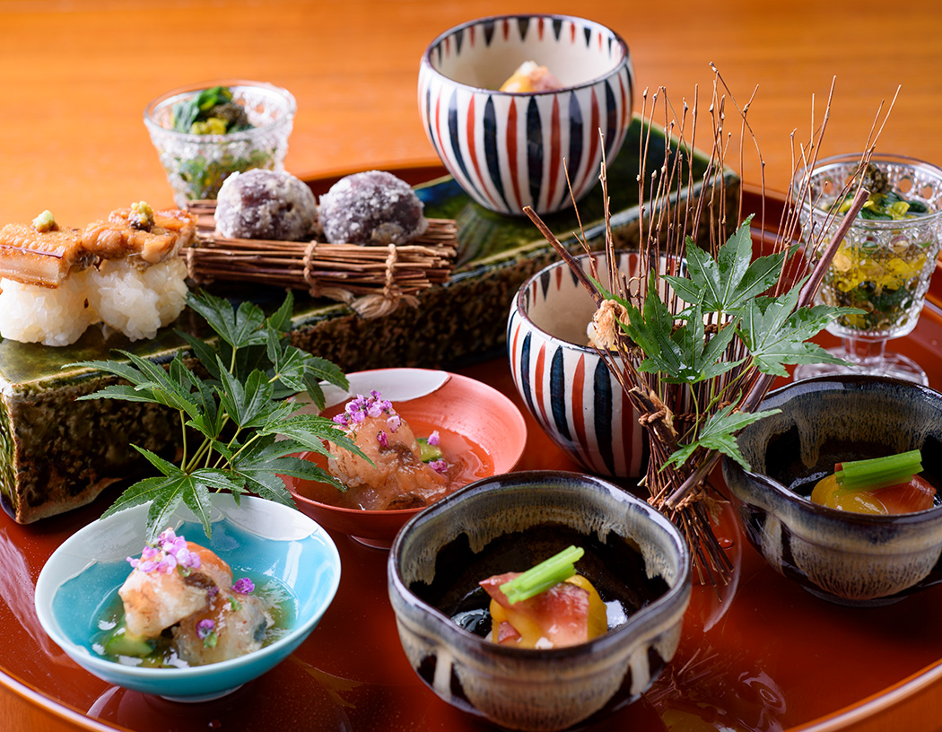 ATAMI SEKAIE_At the Japanese restaurant, TSUKUSHI, in the Sekaie Building, in front of a stunning view of the Pacific Ocean, fresh seafood caught that day are served along with locally grown, seasonal ingredients for you to enjoy.