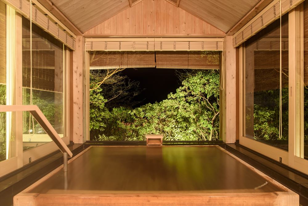 GLAMDAY VILLA UMITO MORITO KAZE_The waters flowing directly from the source of Atami Onsen hot spring fill the large bath. Feel free to open the wide windows on three sides, to let in the changing seasons and songs of birds. The spacious cypress bath warms both body and soul.