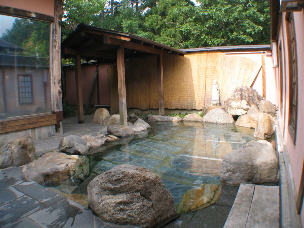 Omachi Onsenkyo Ryokan Kanoya_Baths of free-flowing natural hot spring waters direct from the source are the heart of the inn. The famed “Bihada no yu” (Waters of Beauty) can be enjoyed by men and women in separate indoor and outdoor baths, each offering a unique atmosphere.