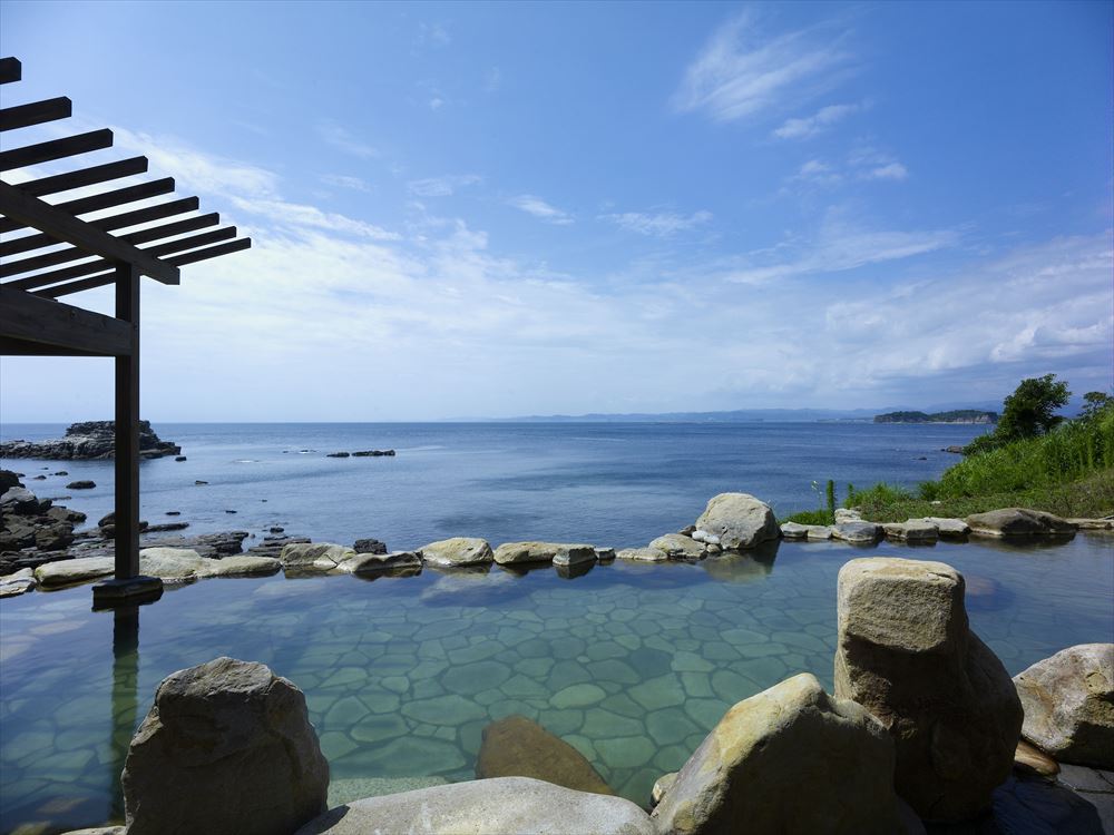 Hamachidori no Yu Kaisyu_Special bathing suits are provided for the mixed-gender open-air bath, so everyone can feel completely at ease.