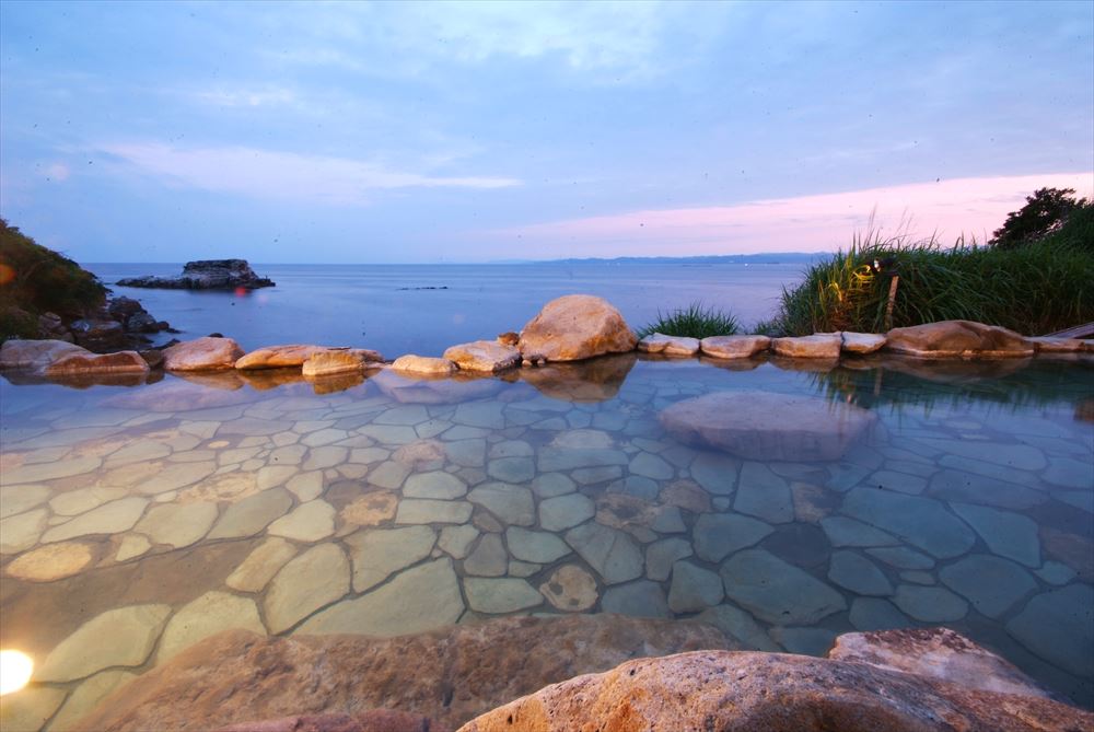 Hamachidori no Yu Kaisyu_Mixed-gender open-air bath. Watch in wonder as the beauty of the Pacific Ocean changes with every passing moment.