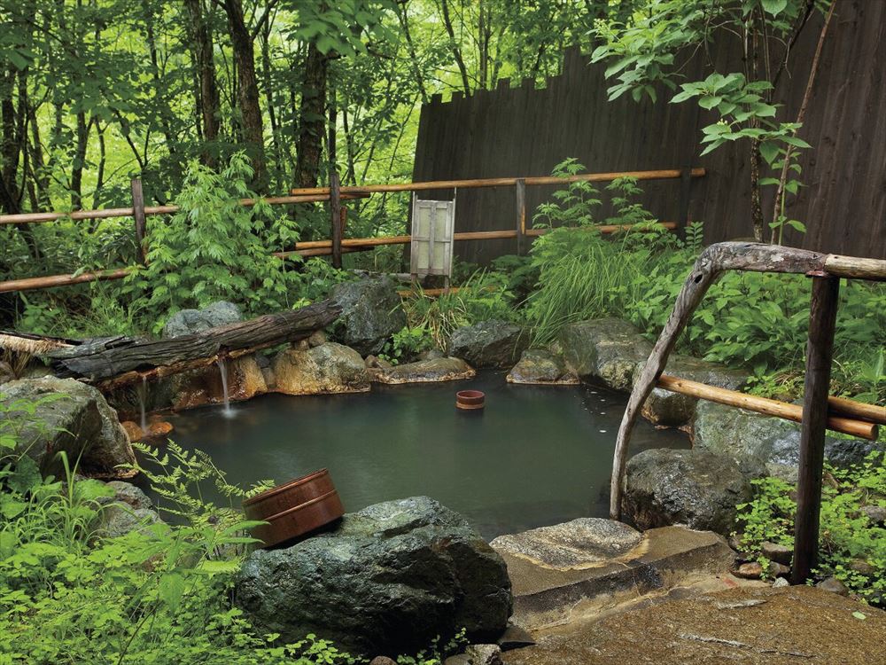 Takumi no Yado Miyama Ouan_The private open-air bath has a rustic charm. Gain a deeper understanding of “forest bathing” and clear your mind with a bath in these hot spring waters.