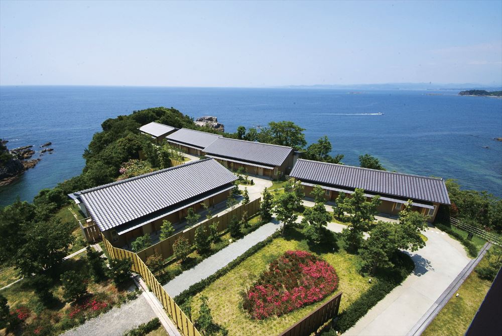 Hamachidori no Yu Kaisyu_Full view of the villas. Of all the guest rooms, these are closest to the coast. Each has a private entrance, for the feel of your own cottage.