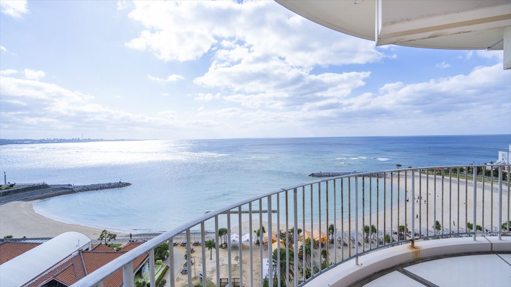 The Beach Tower Okinawa_The terrace looks out onto the East China Sea. Gaze at the distant horizon, caressed by the ocean breeze.