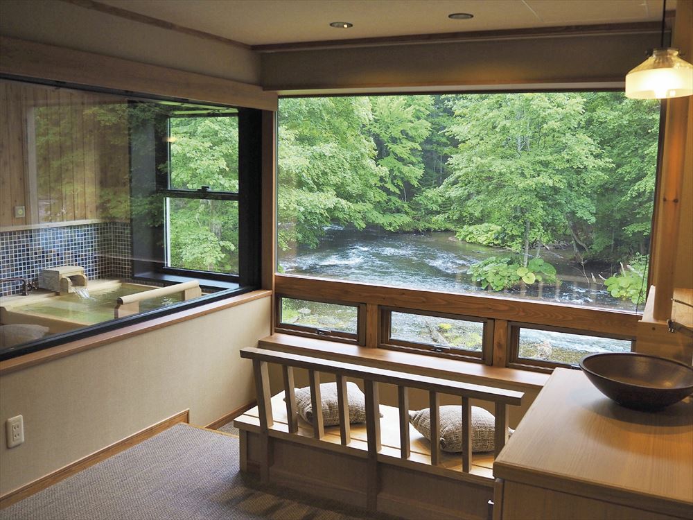 LA VISTA Akangawa_“River view seats” in the guest rooms offer the perfect vantage to take in the beauty of the surroundings.