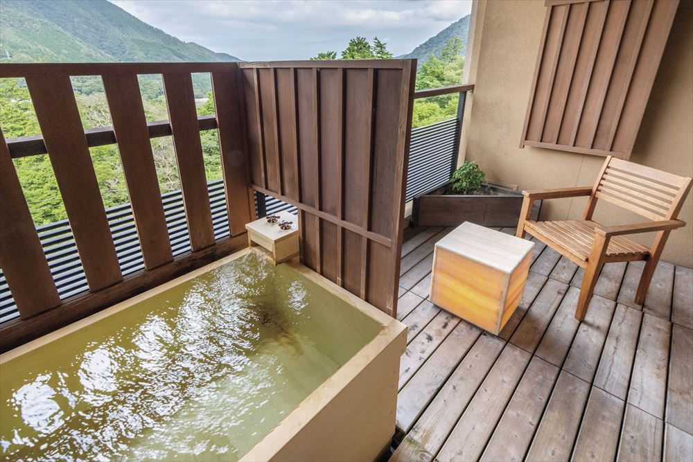 Toki no Yu Setsugetsuka_Guest room open-air bath. Under the open skies of this private space, the scent of cypress soothes the soul.