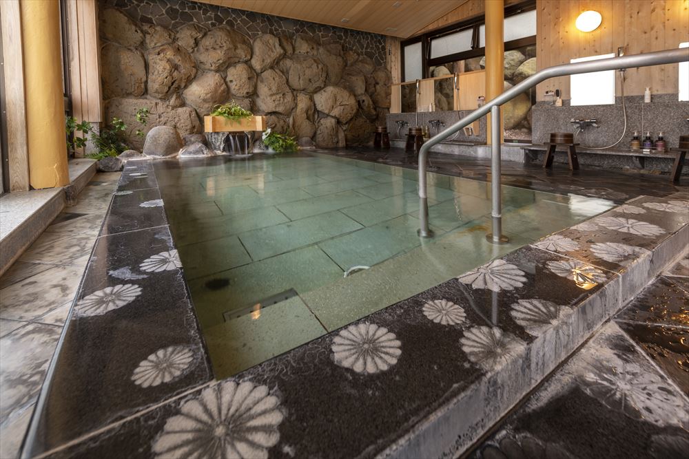 Yukairo Kikuya_The large bath, “Kikuburo” (Chrysanthemum Bath). Eye-catching crests of the blossom adorn the pool.