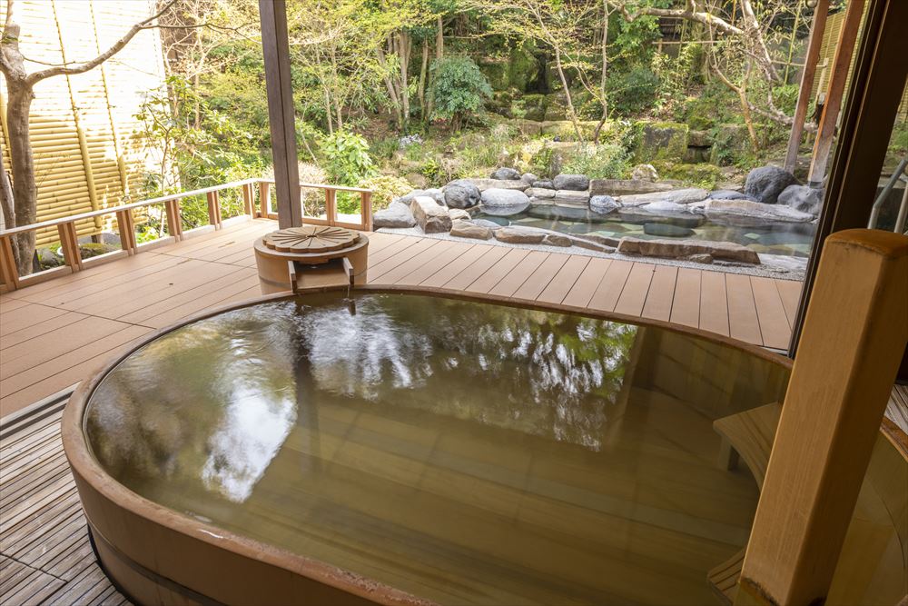 Yukairo Kikuya_“Suzaku no Yu,” the large common bathing area, has two types of open-air baths.