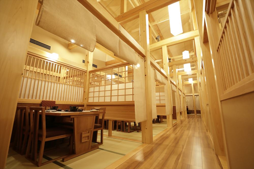 Onyado Yui no sho_In the elegant wood interior of a semi-private dining room, enjoy the best locally sourced ingredients of every season from the sea and mountains.