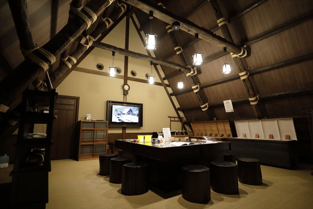 Onyado Yui no sho_Lounge Kazaguruma offers a relaxing space to delve into the history and culture of Shirakawa-go.