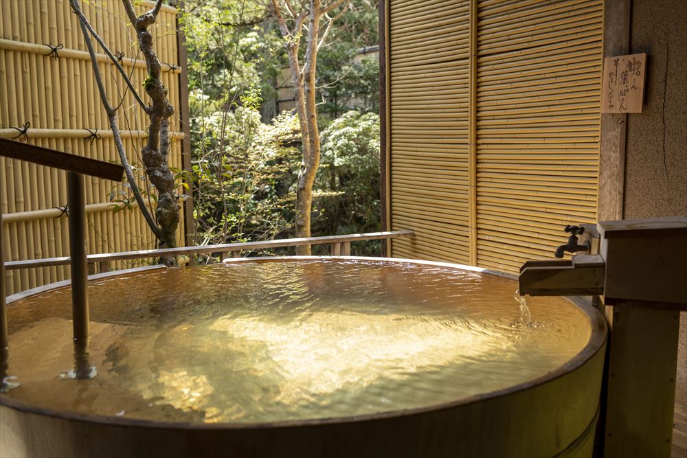 Yukairo Kikuya_Hot spring waters flow direct from the source into “Tsuki,” the private open-air bath.