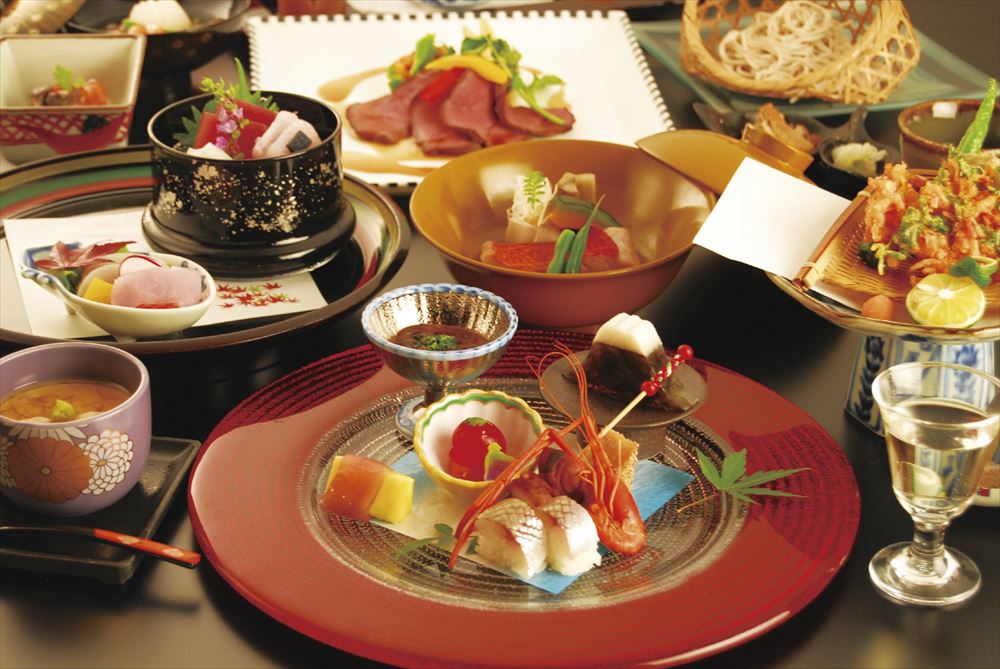 Yukairo Kikuya_Dinner. The variety of dishes in the Shuko Kaiseki feast change every month (image).