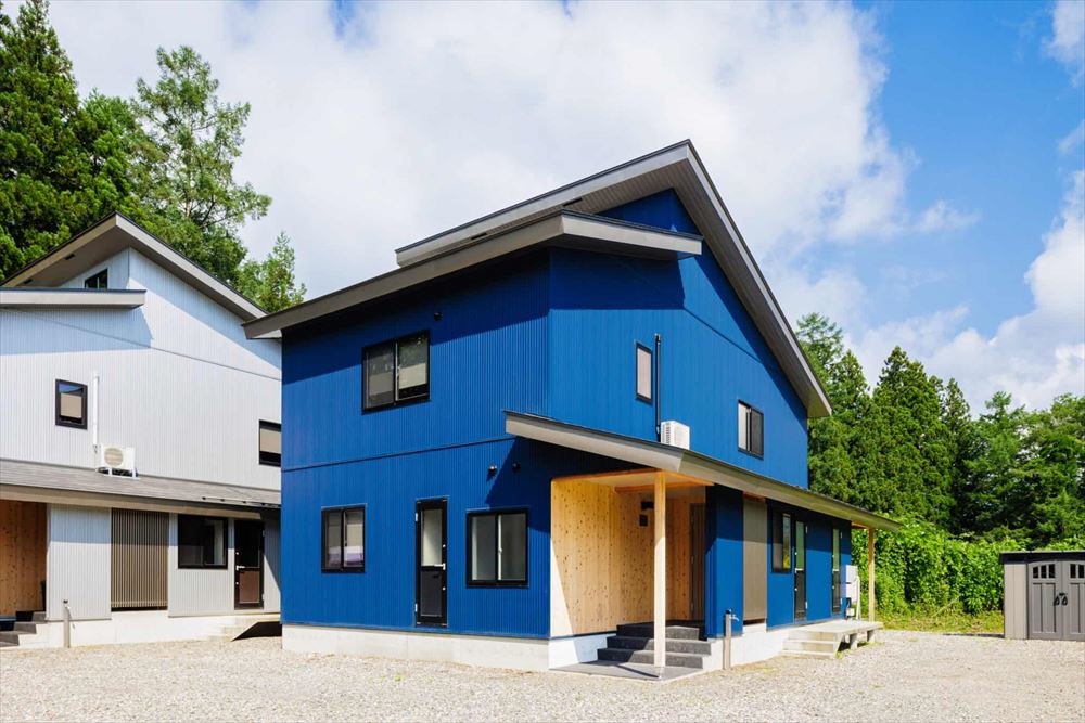 Mizuho 4 Bedroom Chalet_Exterior. Impressive blue walls