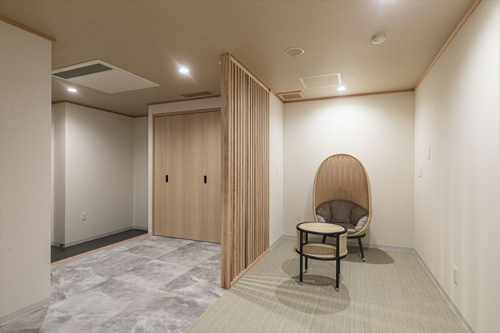 Ureshino Motoyu_Entrance area of the premium room with hinoki cypress bath (formerly special suite)