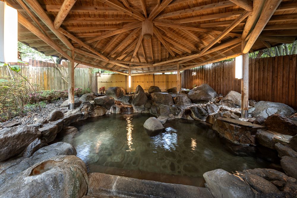 Ureshino Motoyu_Open-air bath (women’s) with a wooden roof.