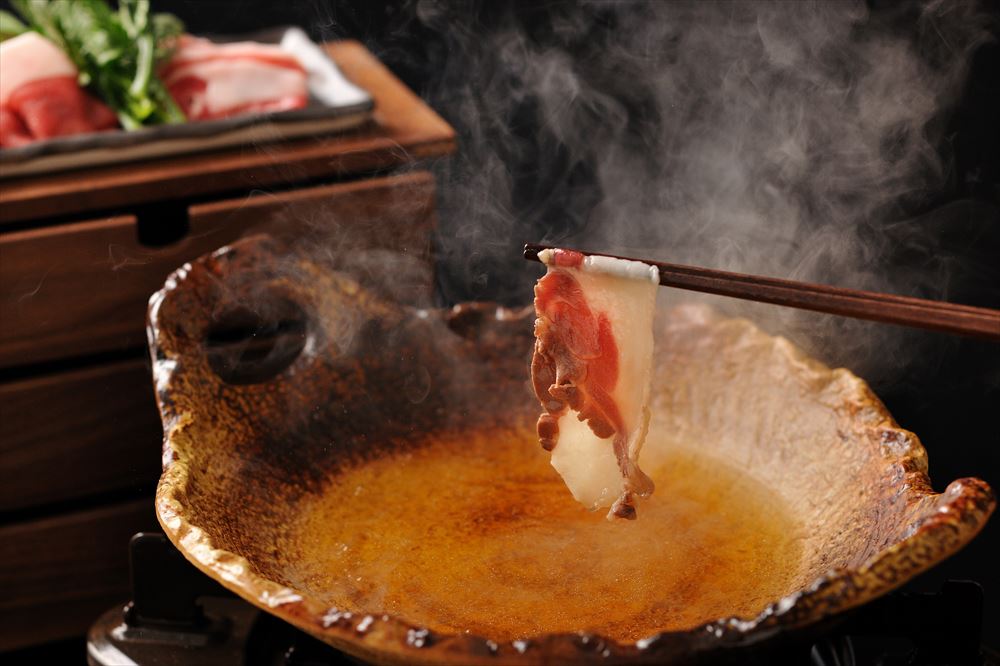 호시노 리조트 카이 유후인_특별 메뉴：오소리, 사슴, 멧돼지, 소고기를 맛보는 '산의 지비에 전골'. 4종류의 고기를 농후한 감칠맛이 우러난 자라 스프에 담가 드시는 샤브샤브 전골입니다.
