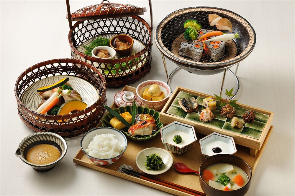 旬の食材を오이타현の特産品である竹や小鹿田焼の器で提供