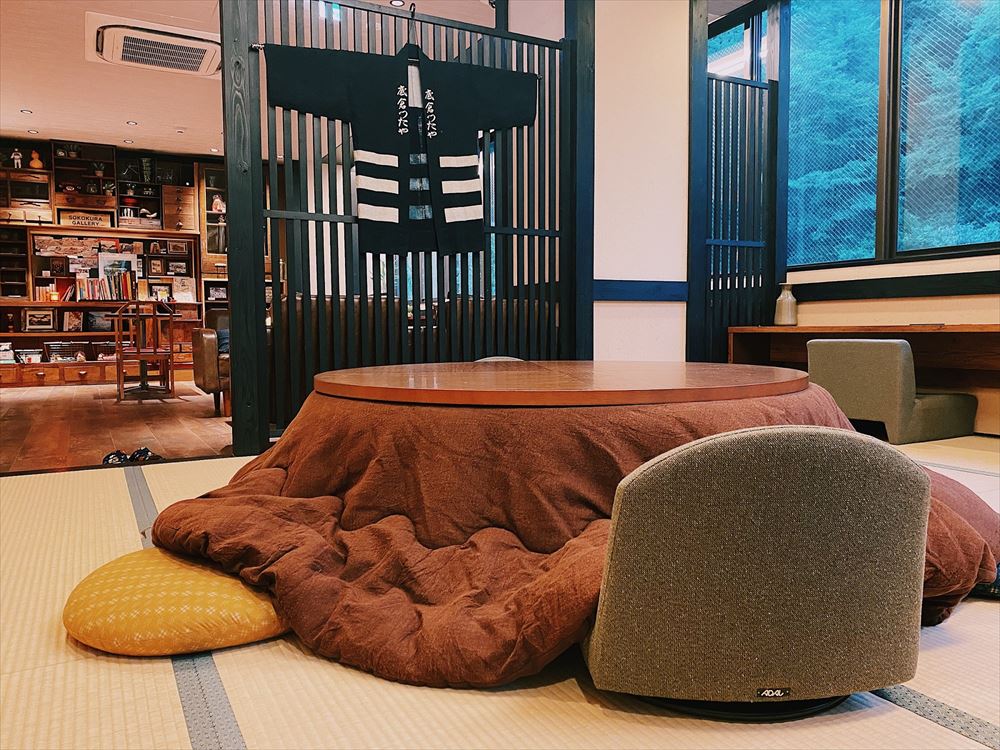 ONSEN GUESTHOUSE TSUTAYA_온천 라운지의 한 모퉁이에 있는 '코타츠' 지역