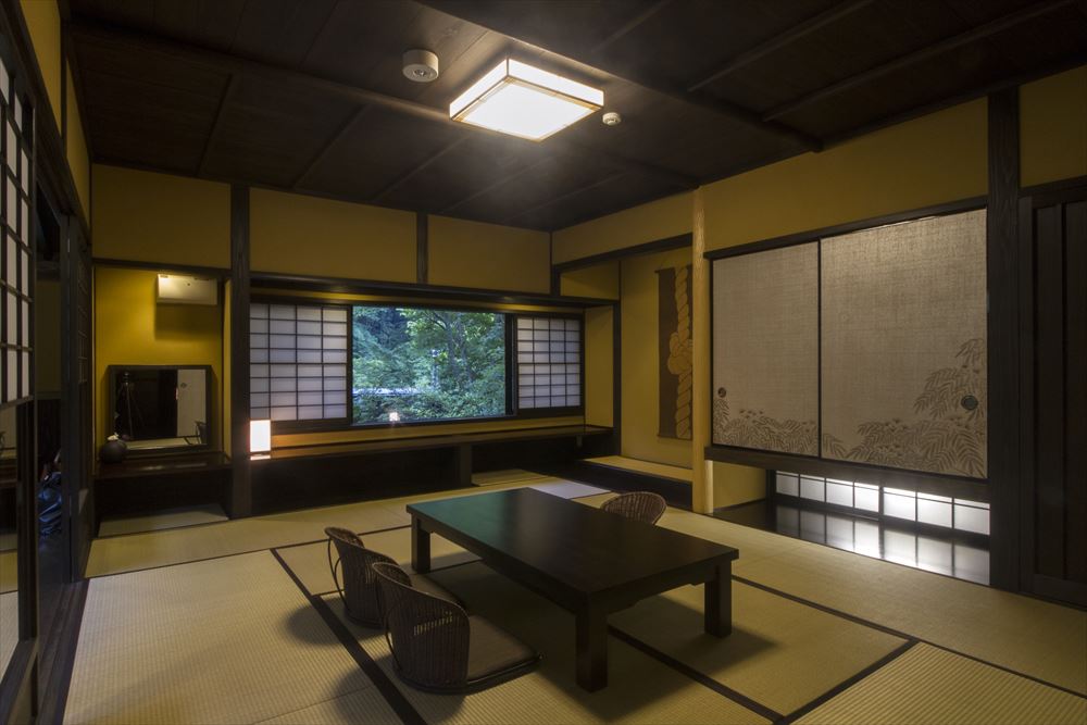 료칸 산가. 별채 '네무노키'의 일본식 방입니다. 서원에서는 독서나 글쓰기를 하면서 나무들의 풍경을 볼 수 있습니다.