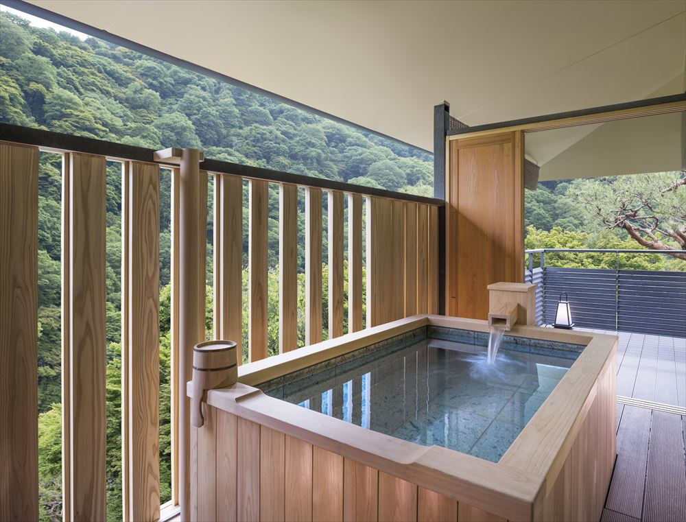 스이란 럭셔리 컬렉션 호텔 교토. 총 39개 객실 중 17개 객실에 전용 노천탕이 설치되어 있어, 머무는 동안 언제든지 아라시야마 온천을 즐길 수 있습니다.