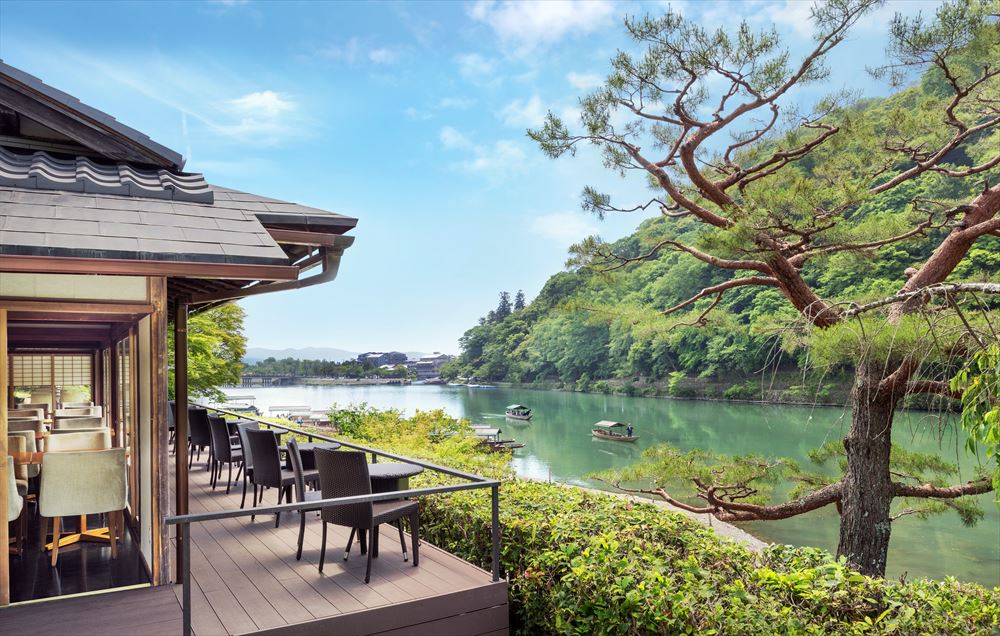 스이란 럭셔리 컬렉션 호텔 교토. 호텔 부지 내에서는 아라시야마의 아름다운 능선과 비취색으로 빛나는 호즈강을 바라볼 수 있습니다.