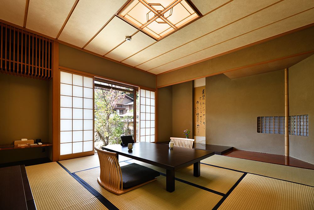 슈젠지 별채 오니노스미카. 정원을 바라볼 수 있는 정취가 넘치는 일본식 다다미 방. 일본식 방과 침실을 하나로 연결하여 넓은 침실로도 이용하실 수 있습니다.