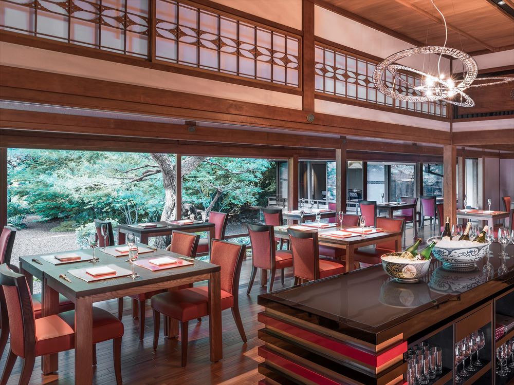 스이란 럭셔리 컬렉션 호텔 교토. 지은 지 120년이 넘은 메이지 시대 건물을 활용한 레스토랑 '교 스이란'. 일본 정원을 바라보며 식사를 즐길 수 있습니다.