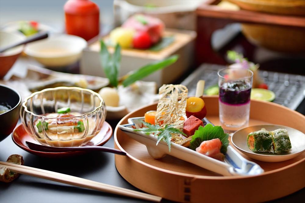 슈젠지 별채 오니노스미카. 일본 각지에서 엄선한 제철 식재료. 일식의 전통 기법을 중시하면서 계절의 순환과 식재료와의 만남에 위트를 가미한 이곳에서만 맛볼 수 있는 맛.