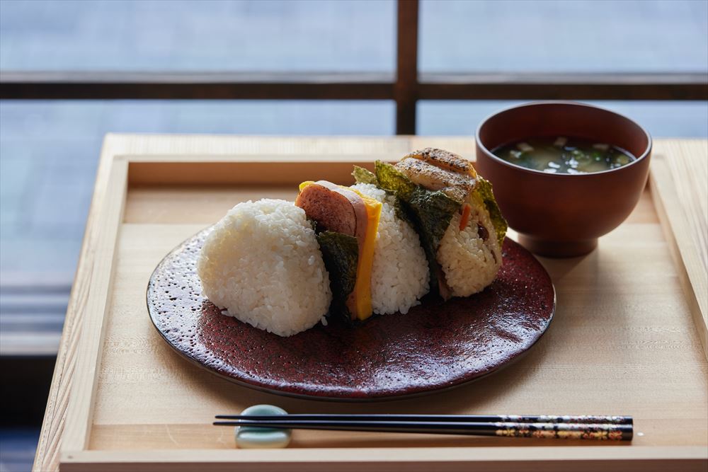일본술 술집 호텔 아사쿠사. 심플하면서도 고급스러운 아침 식사 오무스비(주먹밥). 원재료인 쌀의 본연의 맛을 즐겨보세요.