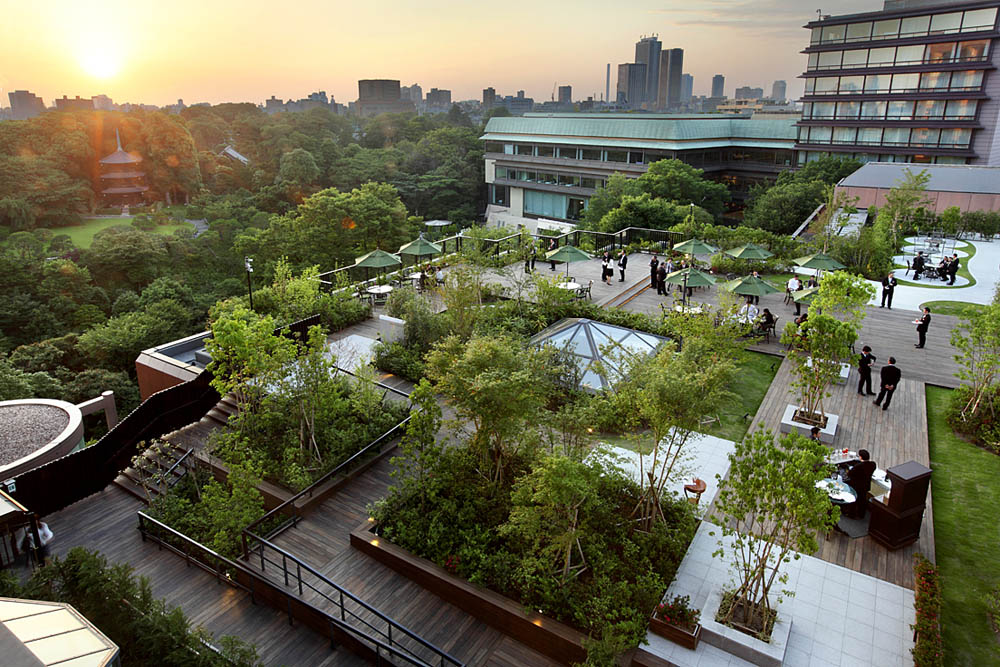 东京椿山庄大酒店_空中庭园“Serenity Garden”。约1500平米的宽敞开放式空间。可将庭园与周围东京都心美景尽收眼底。