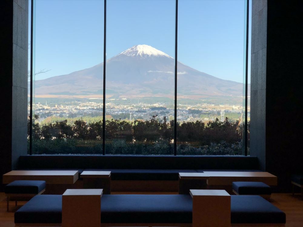 HOTEL CLAD_从大厅的大窗户可以看到富士山