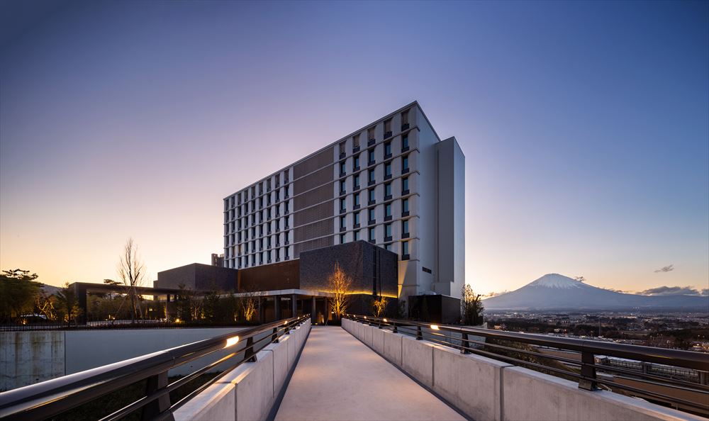 HOTEL CLAD_外观。背景中可以看到富士山。（傍晚）