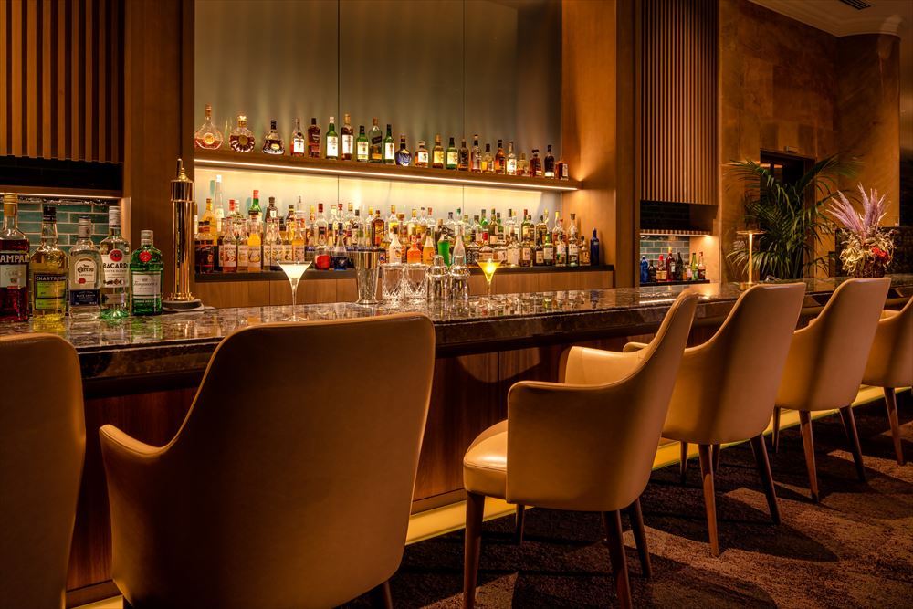 ORIENTAL HOTEL OKINAWA RESORT & SPA.。大厅休息室。调酒师会精心提供从南国热带风到原创鸡尾酒的饮品。另外以日本国产威士忌为首，可以和世界名酒共度悠闲时间。