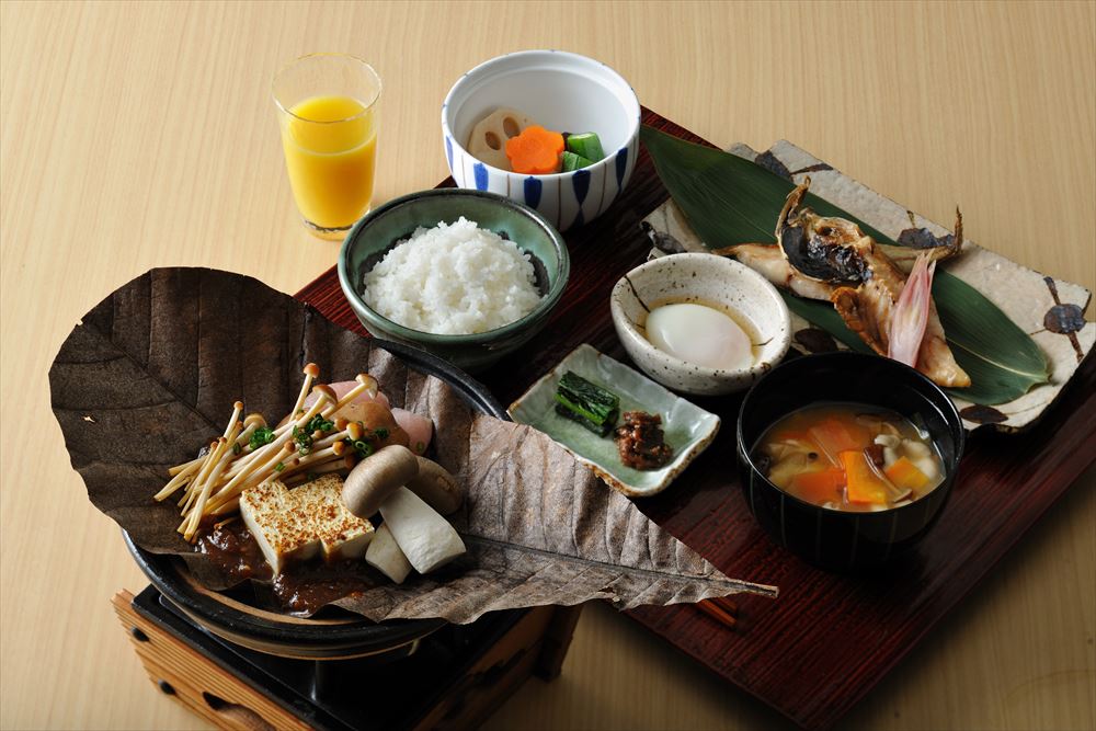 鶏肉やキノコなどをくるみ味噌と一緒に朴葉で蒸し焼きにした和食膳「朴葉味噌」