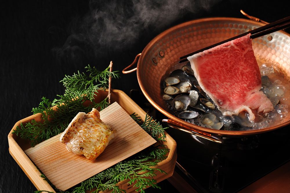 星野集团 界 玉造_晚餐（示意图）。“蚬贝牛肉涮涮锅”，以大粒蚬贝制作的高汤作为汤汁来享用。连收尾的杂烩粥也能让您好好品尝蚬贝之浓郁美味。