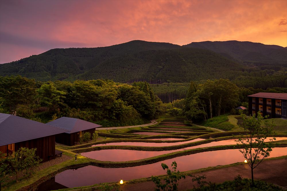 星野集团 界 由布院_在雄偉由布岳的守護下，眼前綿延的梯田是日本具代表性的原鄉風景。循著節氣耕收的稻田，四季展現不同風貌。