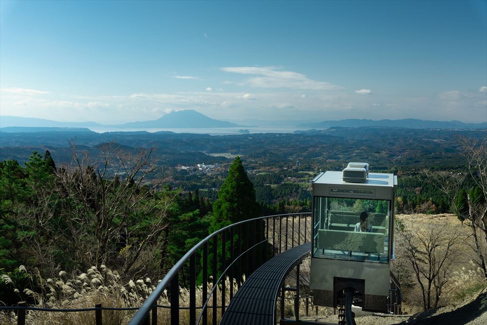 星野集团 界 雾岛_连接客房与大浴场的登山车。随着车辆缓慢爬升，您可以从高度不同于客房的视角欣赏美景。