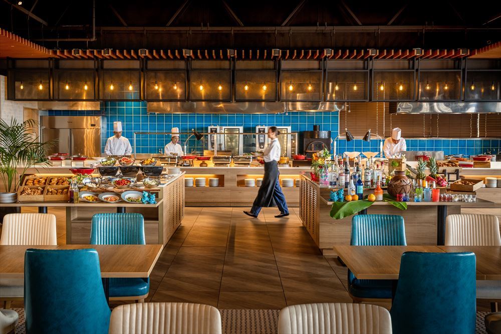 ORIENTAL HOTEL OKINAWA RESORT & SPA.。Buffet & Grill QWACHI。以“Eat Okinawa”为主题，提供精选冲绳食材的料理。在充满现场感的开放式厨房，可以品尝到西式、日式、冲绳料理、中国料理和BBQ等，是一家可以享用各国美食的休闲餐厅。