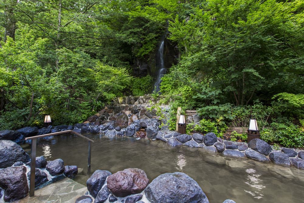 箱根小涌园 天悠_“车泽”温泉（大浴场）仿佛置身于丛林间，并可观赏瀑布。