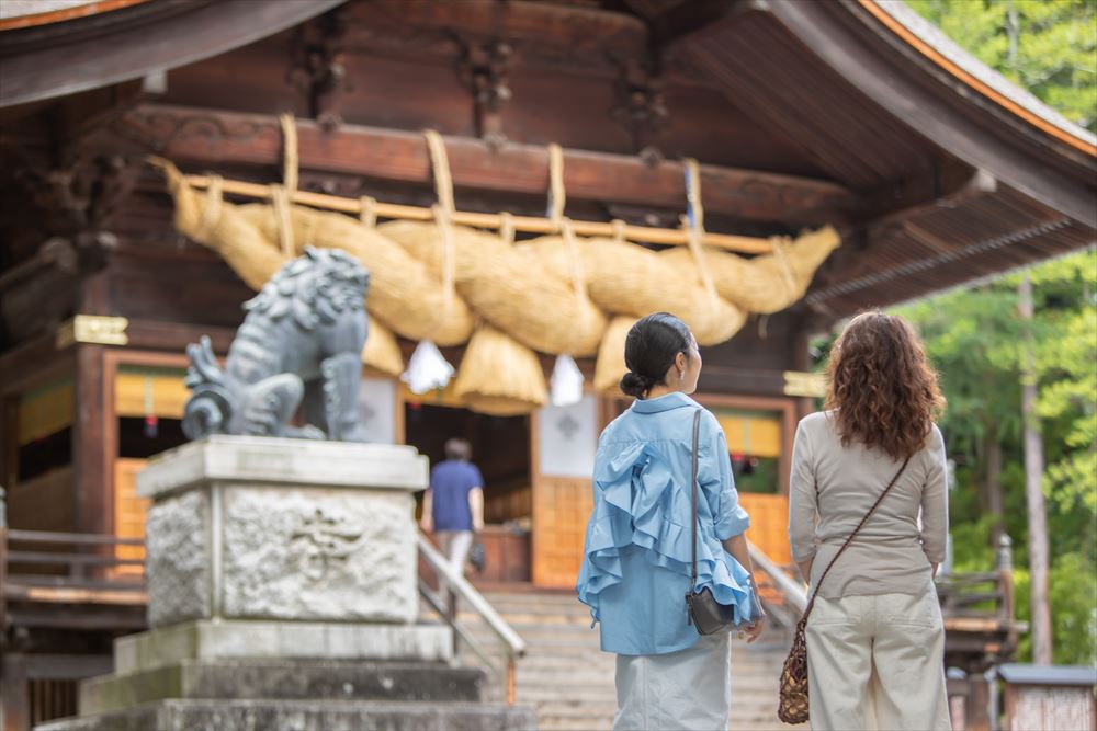 上诹访温泉亲汤_还有可免费巡游诹访大社4座神社的参拜巴士“亲汤号”。拥有丰富知识的司机兼导游会进行诹访观光的向导。