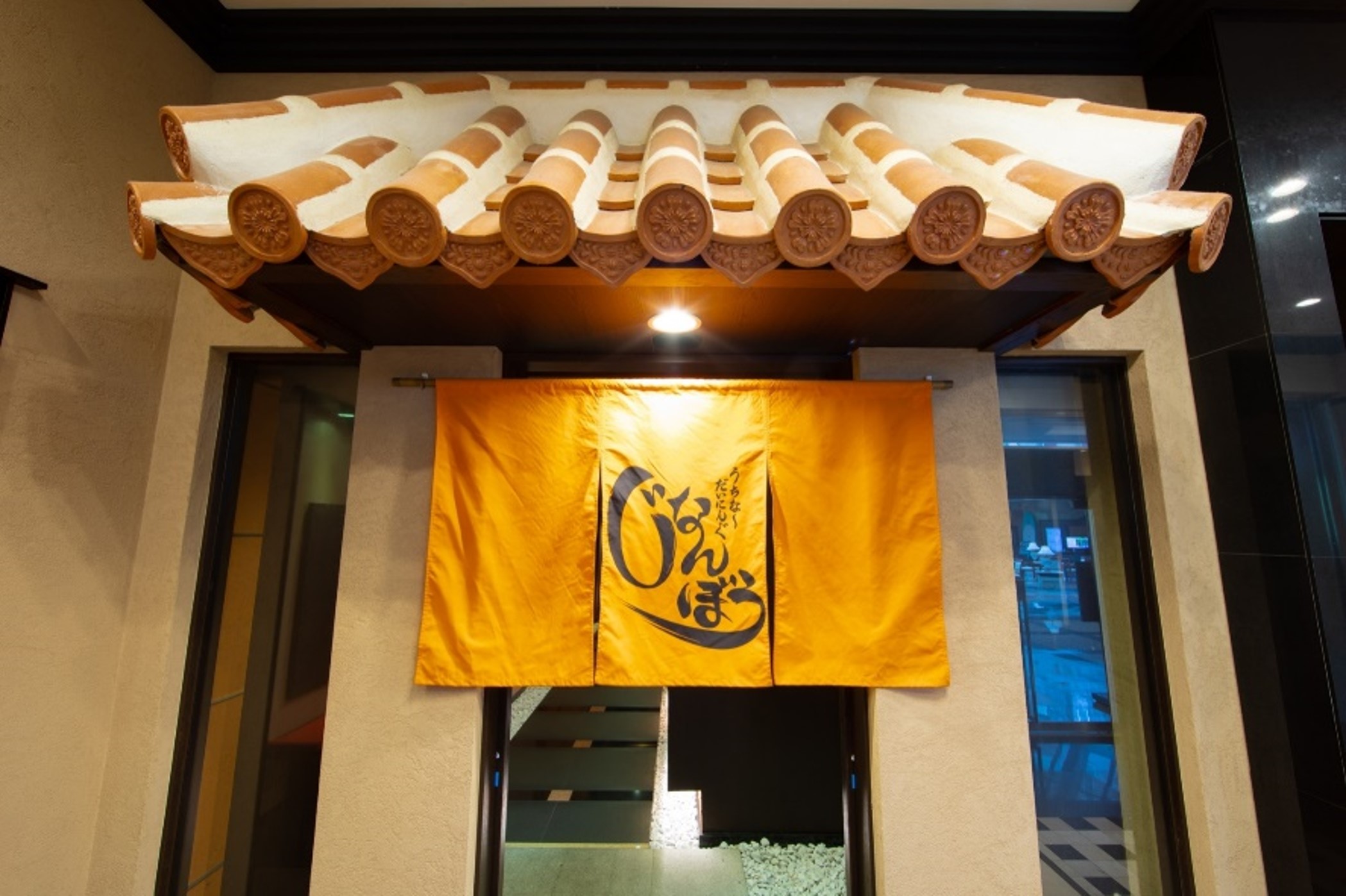 ORIENTAL HOTEL OKINAWA RESORT & SPA.。Uchina Dining “Jinanbou”。使用了丰富的冲绳食材，提供多种多样的冲绳料理。