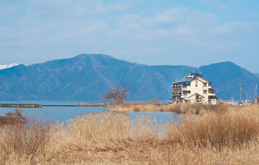 旅馆 红鲇_伫立在湖畔的旅馆红鲇（远景：冬季）