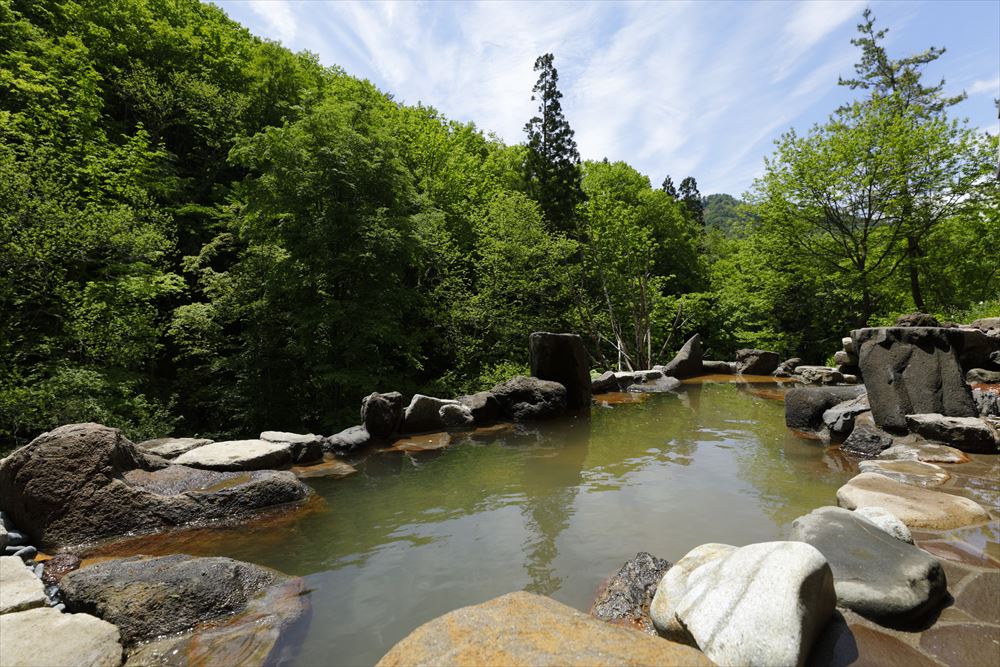 汤烟之宿 稻住温泉_在露天温泉一边欣赏不断变化的景色，一边感受与大自然融为一体的感觉吧。