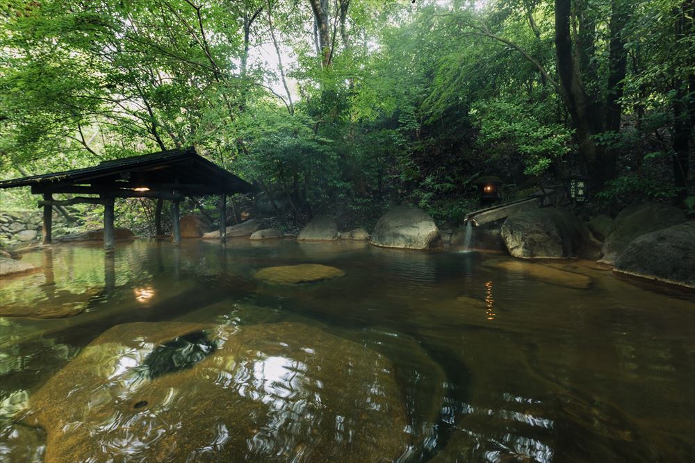 旅馆 山河_女性专用露天浴池沿着旅馆内流淌的小河而建，可一边倾听潺潺流水声一边悠闲欣赏大自然。