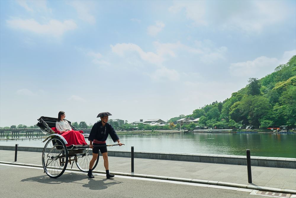 京都翠岚豪华精选酒店。黄包车的接送服务，到达酒店的途中可以欣赏岚山的风景。