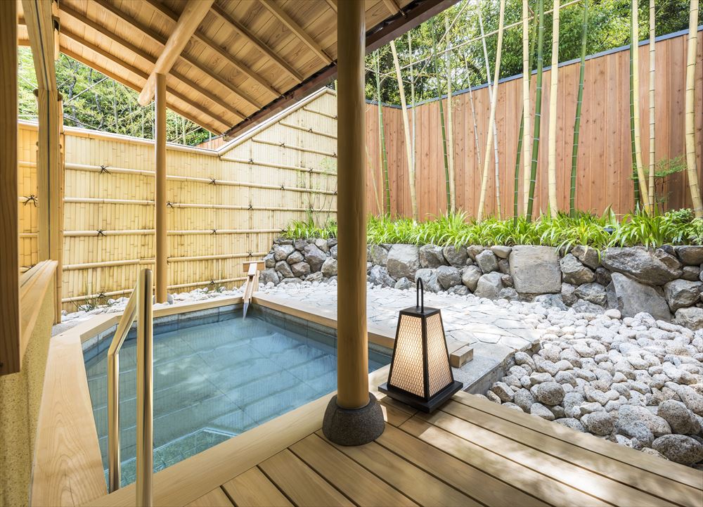 京都翠岚豪华精选酒店。仅限住宿者使用的包租温泉露天浴池。可以度过被天然的岚山温泉治愈的悠闲时光。